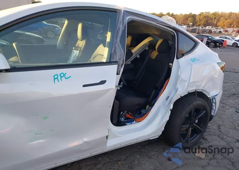 2026 Tesla Model Y Long Range Dual Motor All-Wheel Drive z USA, uszkodzony, nr VIN 7SAYGDED0TA452117